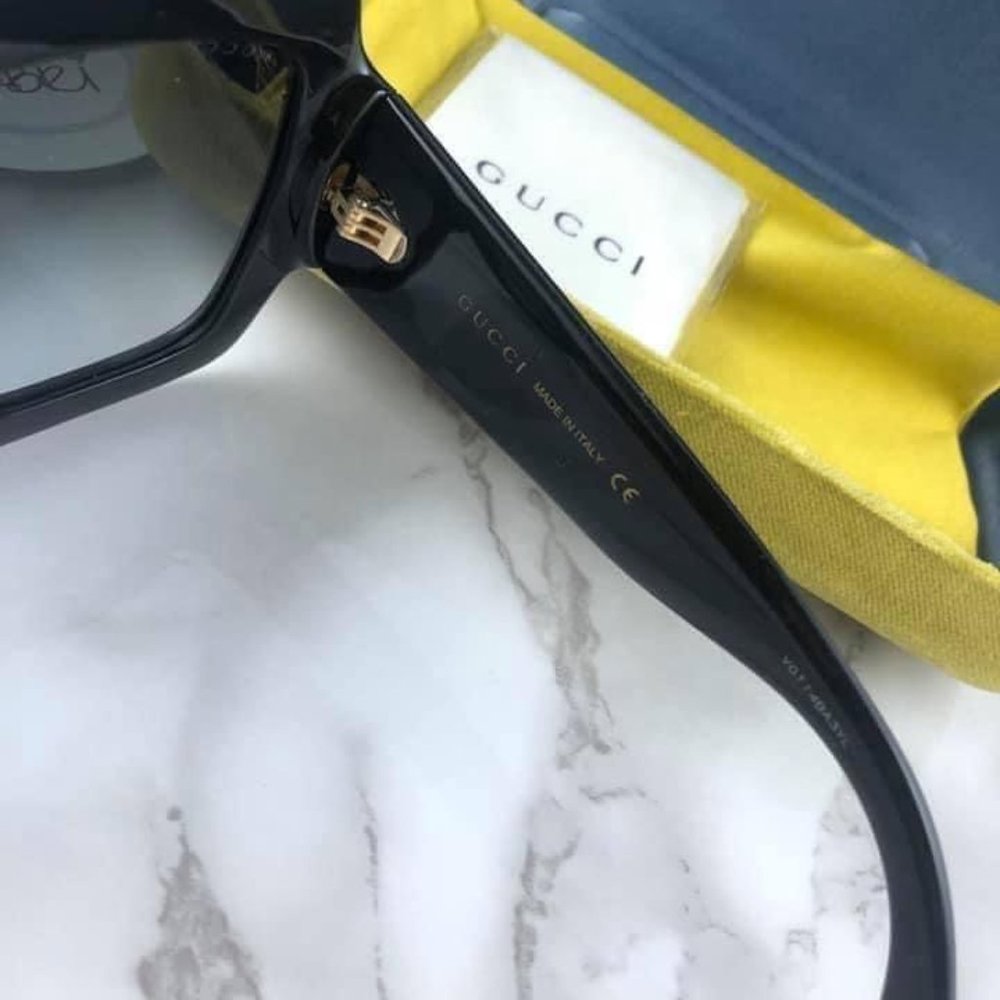 Gucci Oversized Black Square Sunglasses with Gold Logo - Picture 6 of 7